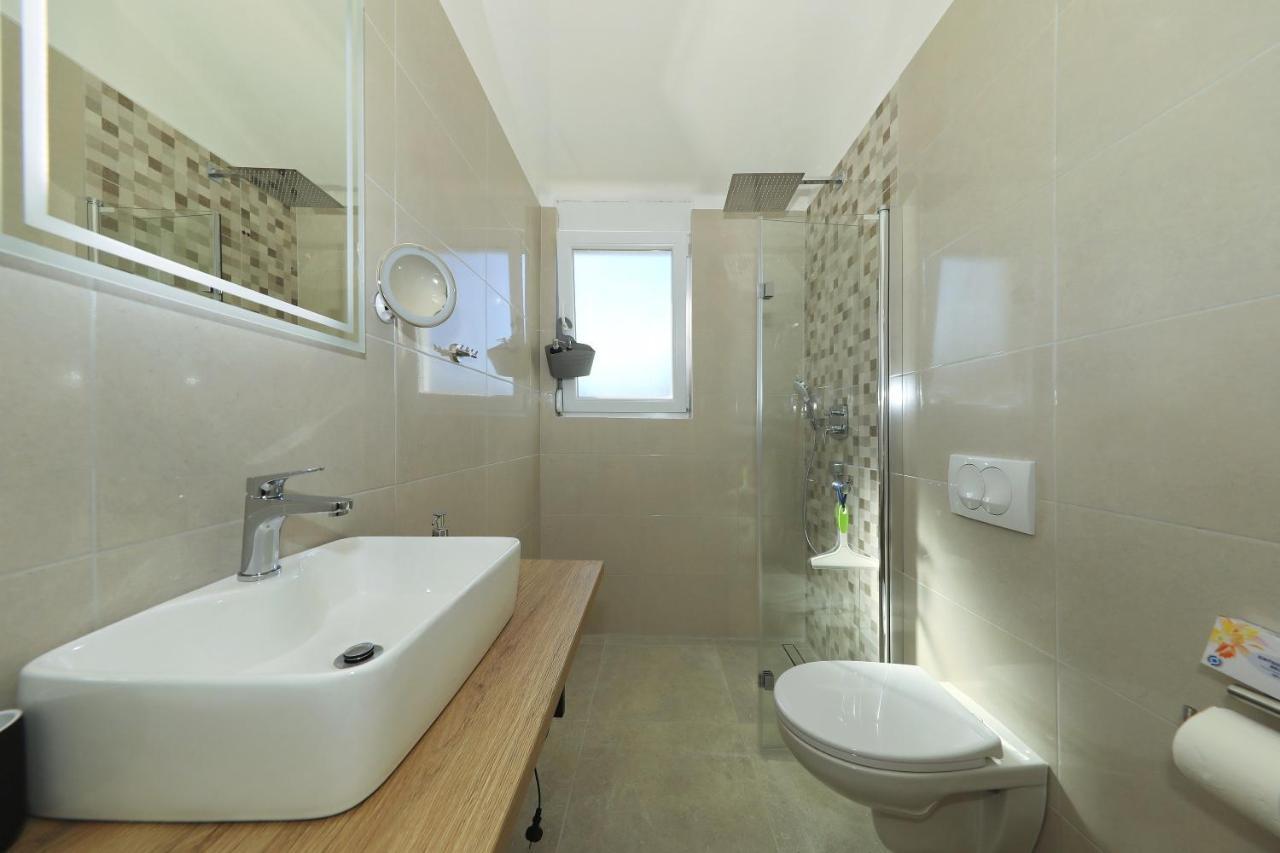 Villa Gaby Luxus Apartment 1 Schlafzimmer, Pool und wunderschönem Panorama Meerblick Božava Exterior foto